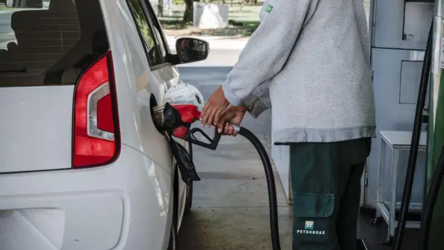 Guerra no Irã pode elevar preço da gasolina no Brasil para até R$10, apontam projeções