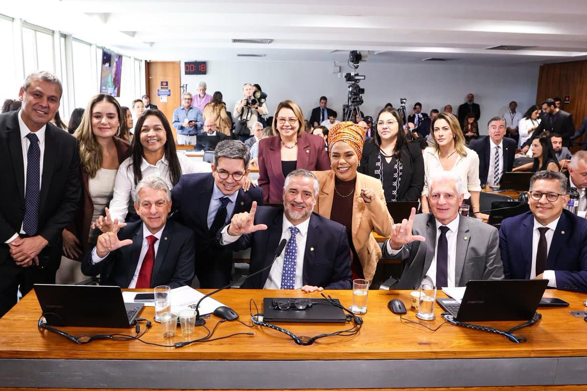 Base governista derruba relatório da CPMI do INSS e trata resultado como vitória política