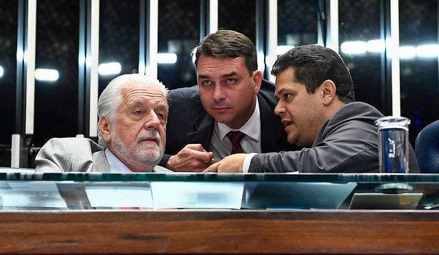 Teatro das Tesouras: Flávio Bolsonaro opera nos bastidores para entregar vaga no TCU ao PT