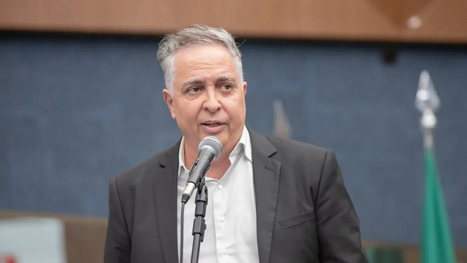 A capital do descaso: como Álvaro Damião governa uma Belo Horizonte suja, endividada e sem rumo