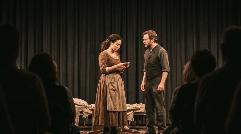 Plateia lotada durante estreia de peça teatral