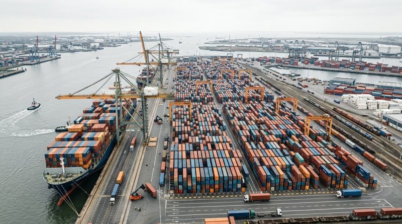 Porto de contêineres com navio cargueiro atracado